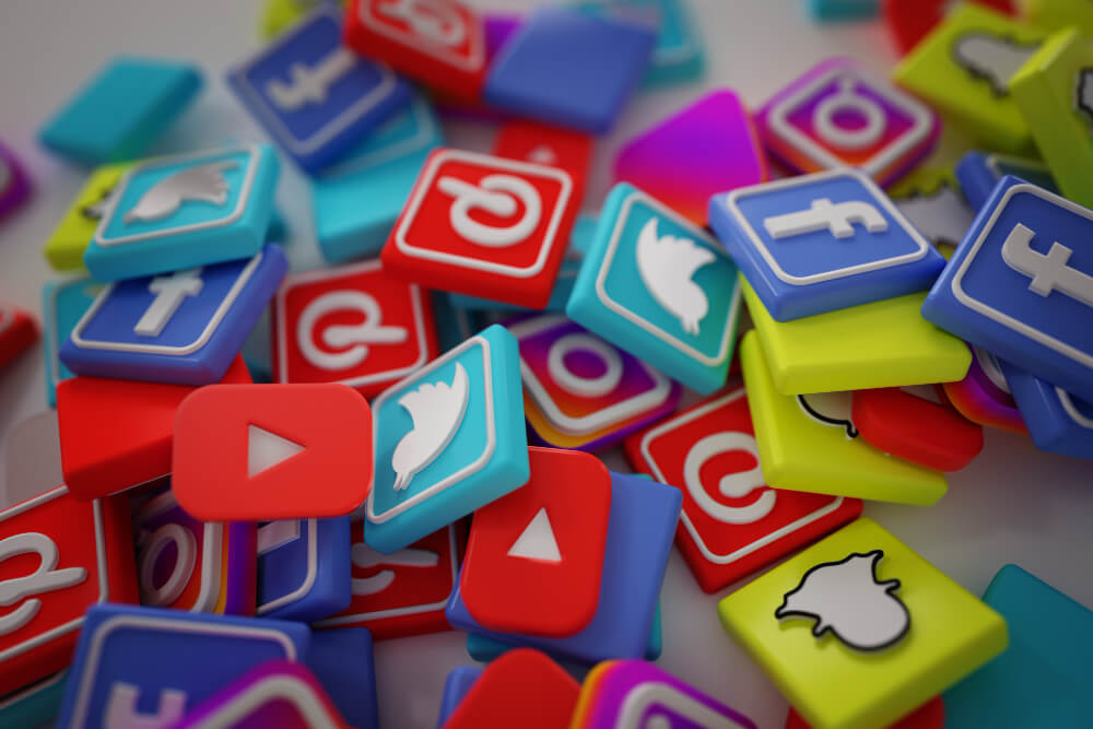 H2 Digital - pilha de 3d popular social media logos 1