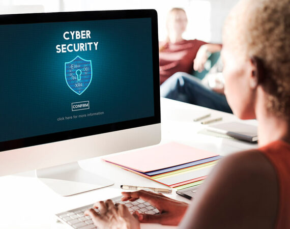Por que a segurança é crucial no desenvolvimento de websites e como garantir isso?