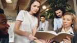 Grupo observando e planejamento Storytelling